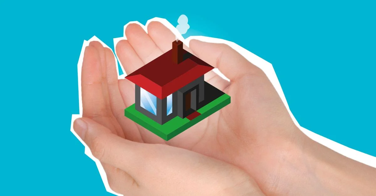 Ilustración de manos sosteniendo una casa en miniatura, simbolizando la propiedad de vivienda o el cuidado de bienes raíces.