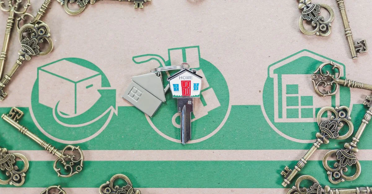 Una colección de llaves vintage con una llave moderna que simboliza la inversión inmobiliaria.