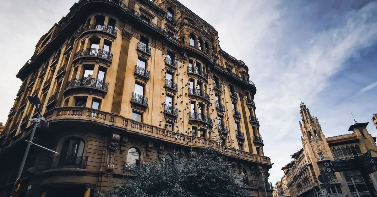 Un impresionante edificio europeo con intrincados detalles arquitectónicos bajo un cielo despejado.