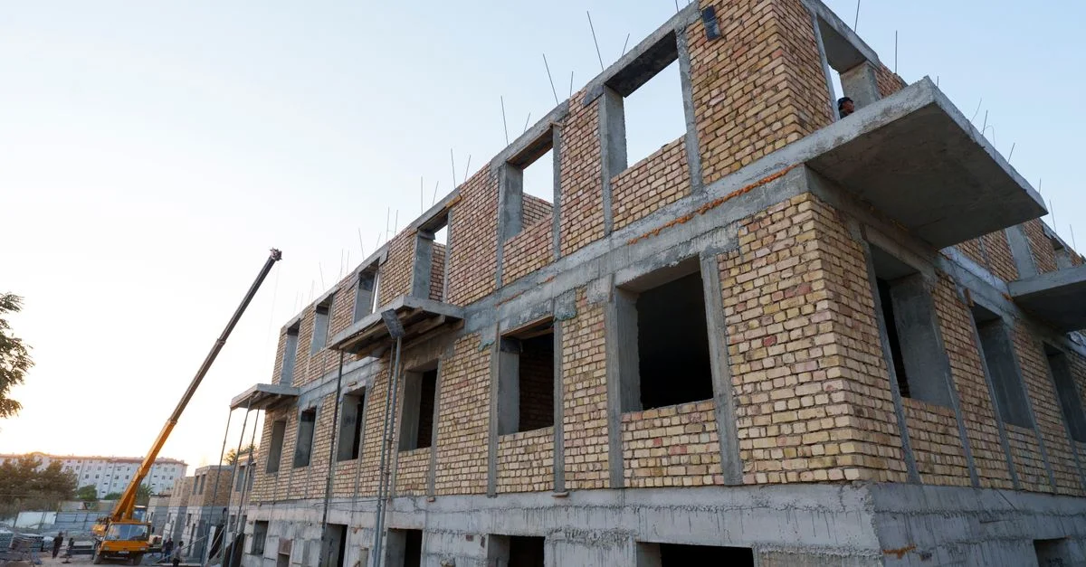 Construcción de edificios residenciales con ladrillos en Samarcanda, Uzbekistán, destacando el desarrollo urbano y la arquitectura.