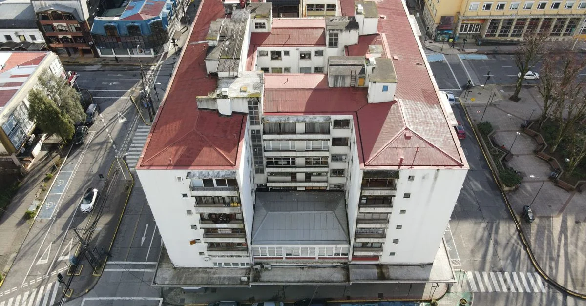 Vista aérea de un edificio en Valdivia, que muestra la arquitectura urbana y las calles de la ciudad.