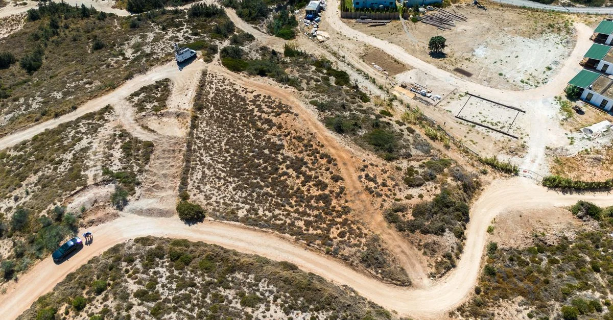 Descubre el pintoresco paisaje rural de Çeşme, Turquía, con caminos sinuosos y terreno natural.