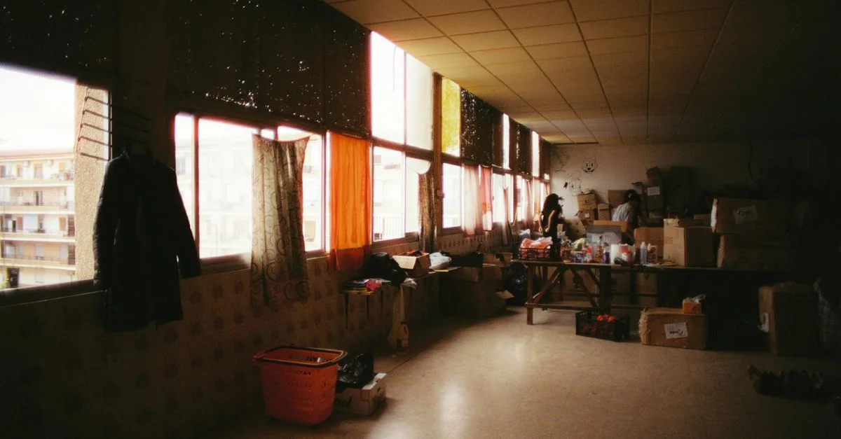 Gran espacio de almacenamiento interior con cajas y ropa junto a una ventana en Alfafar, España.