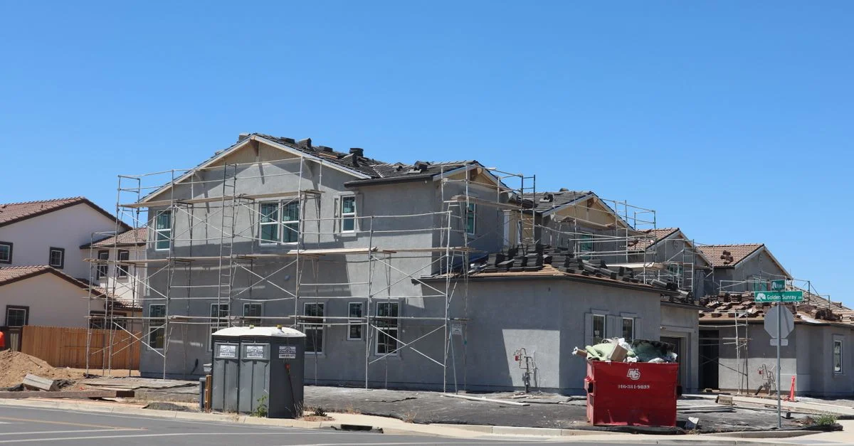 Nuevas casas suburbanas en construcción en Elk Grove, California, mostrando arquitectura moderna en un vecindario residencial.
